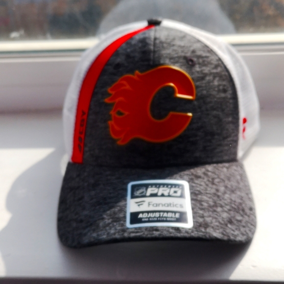 CALGARY FLAMES HAT - Picture 3 of 4